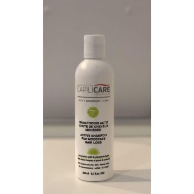 Capilicare Shampooing actif chute de cheveux modérée, formulé spécialement pour nettoyer délicatement, mais efficacement les cheveux et le cuir chevelu. Son complexe aux plantes et aux algues nourrit, renforce et revitalise les cheveux tout en protégeant les longueurs et le cuir chevelu grâce aux actif anti-âges et anti-oxydants