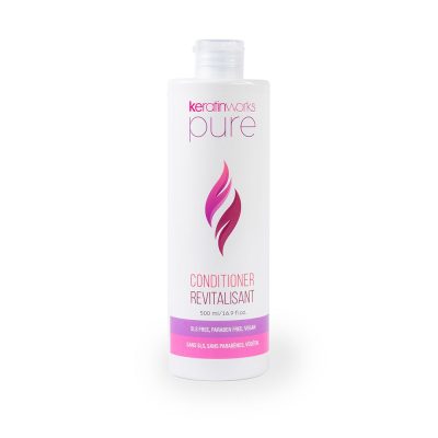 Keratinworks revitalisant sans sulfate donnera à vos cheveux le même résultat qu'un masque hydratant prolongeant la durée du traitement.