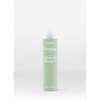 La Biosthetique Balancing Shampoo Botanique est un shampoing équilibrant avec des substances lavantes douces à base de noix de coco, acides aminés et sucre, sans parfum, idéal pour le cuir chevelu sensible.