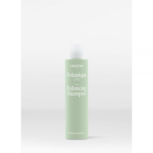 La Biosthetique Balancing Shampoo Botanique est un shampoing équilibrant avec des substances lavantes douces à base de noix de coco, acides aminés et sucre, sans parfum, idéal pour le cuir chevelu sensible.