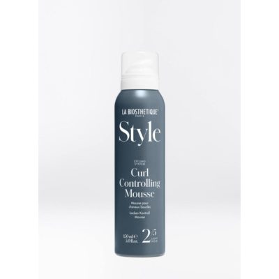 La Biosthetique Curl Controlling Mousse hydratante et végane sublime les boucles et les fixe avec une tenue légère pour un résultat incomparable.