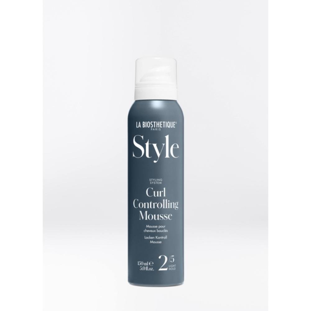 La Biosthetique Curl Controlling Mousse hydratante et végane sublime les boucles et les fixe avec une tenue légère pour un résultat incomparable.