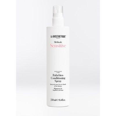 La Biosthetique Spray revitalisant sans rinçage qui enveloppe les cheveux sensibles et les cuirs chevelus irrités d'un voile délicat et apaisant.