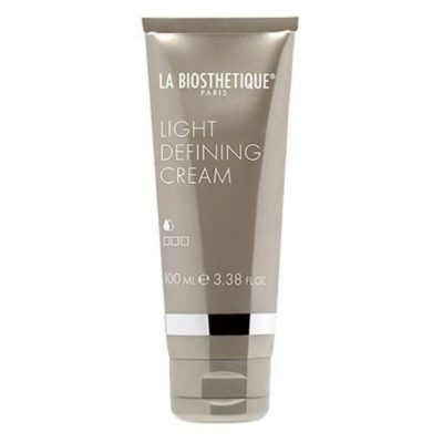 Light Defining Cream La Biosthetique contrôle et définit la coiffure pour un fini léger et naturel. Appliquer sur cheveux sec ou humide.