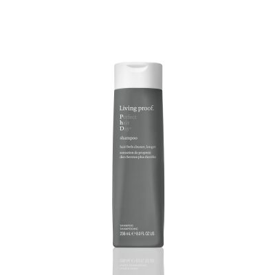 Living Proof Perfect Hair Day Shampoo 236ml est un shampoing sans sulfate et sans parabens. Il réduit le nombre de lavage de moitié.