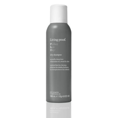 Perfect hair Day dry shampoo Living proof , nettoie bien les cheveux élimine les résidus huileux, la transpiration et les odeurs.