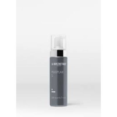 Avec sa formulation d'ingrédients actifs efficace, Pilviplax S La Biosthetique 200ml enveloppe chaque cheveu comme un film invisible et forme une combinaison parfaite de soins intensifs et de tenue maximale. La mousse se répartit facilement dans les cheveux avec les doigts, ne colle pas et ne déshydrate pas les cheveux. Pilviplax S hydrate les cheveux et leur apporte une tenue forte et un volume naturel. Idéal pour sécher les cheveux bouclés au doigt ou à l'air !