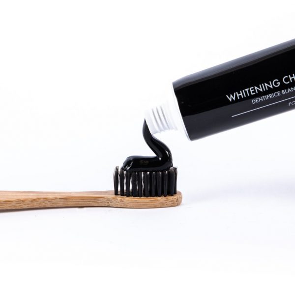 Charbon Noir Dentifrice blanchissant au charbon Blanchis les dents et enlève doucement les taches avec une utilisation régulière.