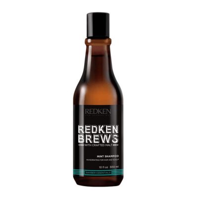 Le shampooing à la menthe Redken Brews nettoie les cheveux tout en laissant une sensation de fraîcheur sur le cuir chevelu.