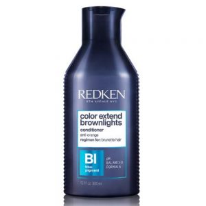 Après-Shampoing color extend brownlights de Redken est pigmenté bleu pour enlever les reflets oranges dans les cheveux bruns. Avec une formule de PH balancé.
