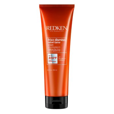 Crème frizz dismiss de Redken est une protection thermique et un lissant, sans rinçage, pour les frisottis et les cheveux difficiles à maîtriser. Avec une formule de PH balancé. 