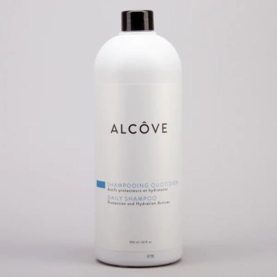 Shampoing quotidien Alcôve de Oligo nettoie les cheveux tout en laissant un équilibre parfait d'hydratation. Recommandé pour un usage quotidien.