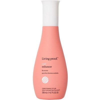 Living Proof Curl Enhancer soin coiffant léger améliore la texture naturelle, tout en offrant contrôle et protection contre les frisottis. 