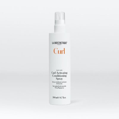 Curl Spray activateur de boucles enrobe les cheveux avec douceur et légèreté et les transforme en boucles dynamiques et durables.