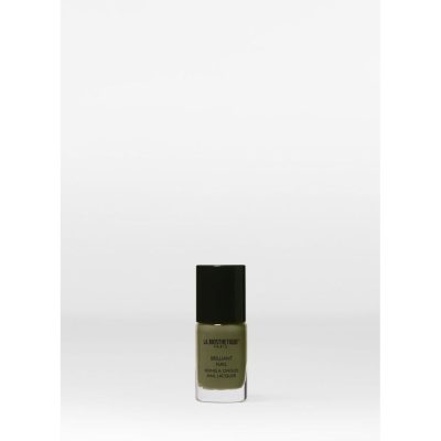 Vernis à Ongle brillant se distingue par sa brillance et tenue intenses. Le pinceau large permet d’appliquer le vernis facilement et uniformément sur l’ongle pour un effet professionnel.