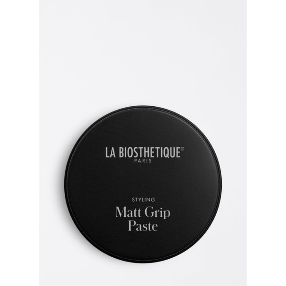 Homme Matt Grip Paste, la pâte crémeuse donne à votre look une texture défaite sans effort avec un volume naturel et une finition mate poudrée.