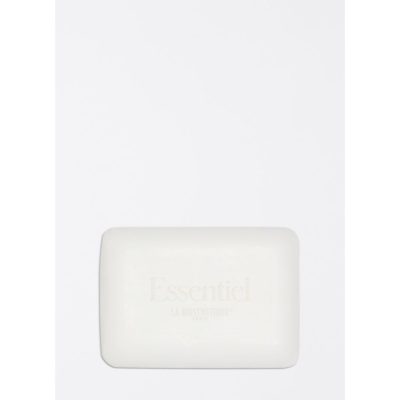 Essentiel Classic Shampoo Bar, ce shampooing alternatif, sans emballage plastique, lave et prend soin en douceur de tous les types de cheveux.