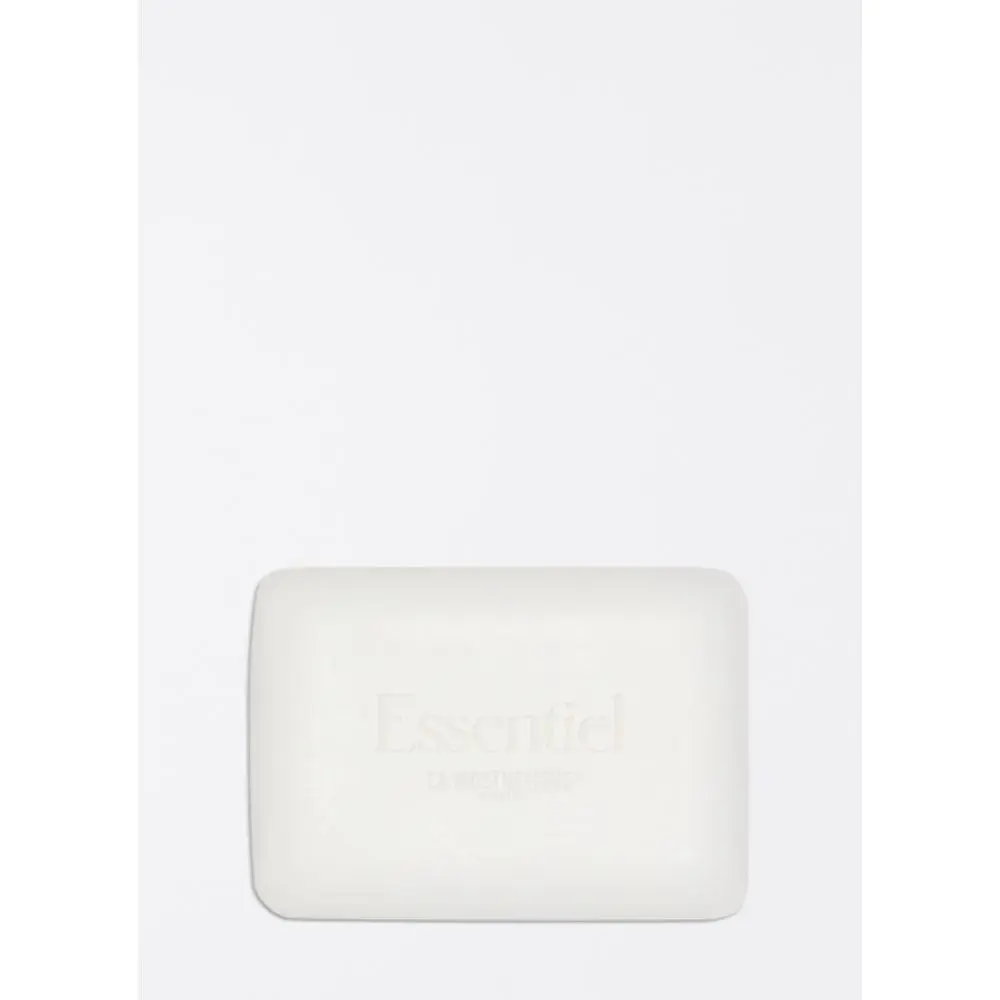 Essentiel Classic Shampoo Bar, ce shampooing alternatif, sans emballage plastique, lave et prend soin en douceur de tous les types de cheveux.