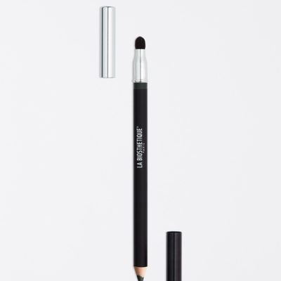 La Bioshtetique Crayon Yeux une texture douce et incroyablement soyeuse caresse délicatement le contour de l'œil et permet une application ultra-précise sur le bord intérieur et extérieur de l'œil.