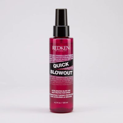 Redken Quick Blowout Spray biphasé revitalise les cheveux et contribue à réduire le temps de séchage pour un coiffage rapide. Protection thermique.