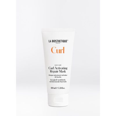 Curl Activating Repair Mask, un masque capillaire revitalisant en profondeur répare et stabilise la structure des boucles grâce à des nutriments naturels.