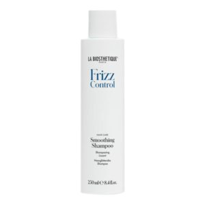 La Biosthetique Shampoing Frizz Control apaise vos cheveux lors du lavage, dompte leur texture et les protège des agressions extérieures.