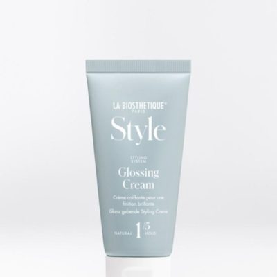 La Biosthétique Glossing Cream végane confère aux cheveux secs et cassants une souplesse soyeuse et une brillance éclatante. Idéale pour les cheveux bouclés.