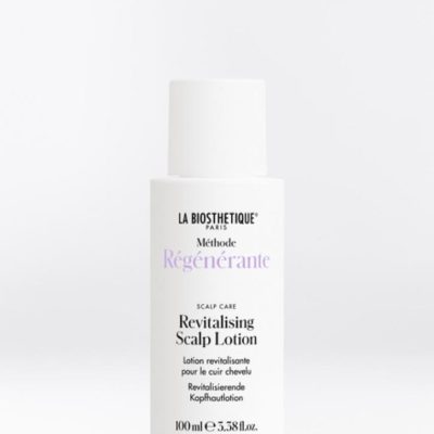 La Biosthétique Revitalising scalp lotion pour le cuir chevelu fortifie les signes visibles du vieillissement des cheveux et du cuir chevelu, renforce la croissance et améliore la densité des cheveux.