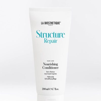 La Biosthétique Nourishing Conditioner enrichi d'huiles précieuses, l'après-shampooing nourrit les cheveux secs et très abîmés, hydrate et offre une douceur soyeuse.