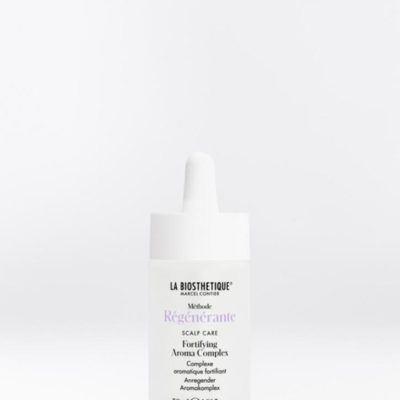 La Biosthetique Complexe aromatique fortifiant utilise des huiles essentielles pour stimuler les fonctions du cuir chevelu, favoriser une croissance saine des cheveux.