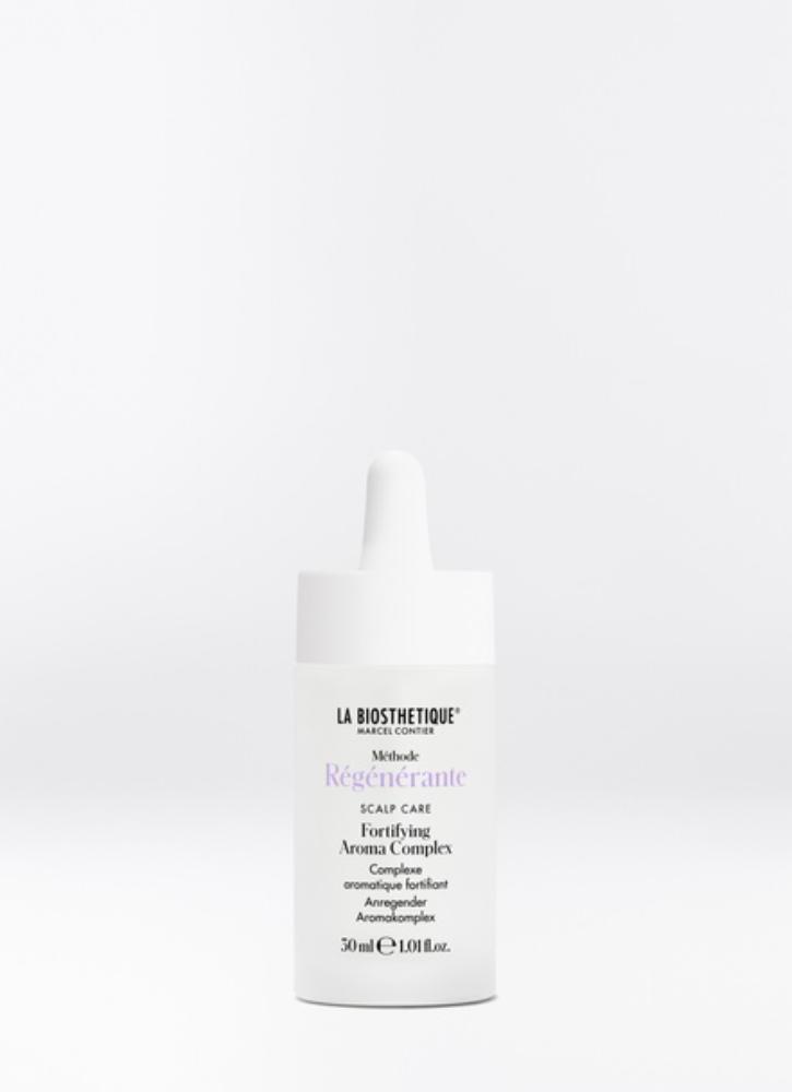 La Biosthetique Complexe aromatique fortifiant utilise des huiles essentielles pour stimuler les fonctions du cuir chevelu, favoriser une croissance saine des cheveux.
