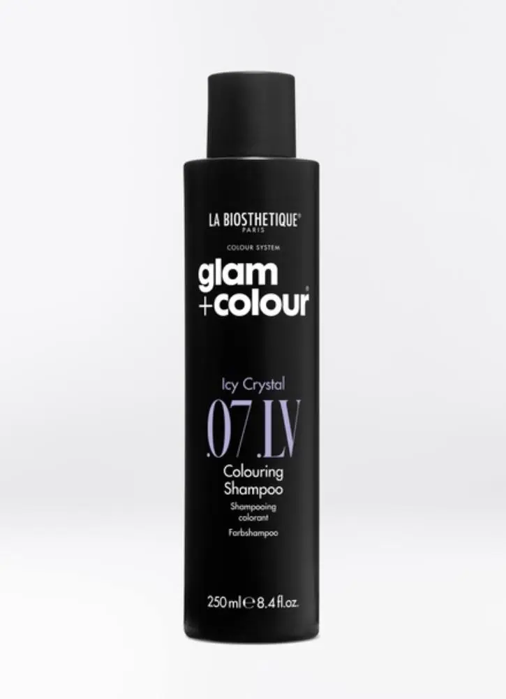 La Biosthetique Shampooing avec protection couleur neutralise les reflets dorés clairs et revitalise les cheveux blonds décolorés, colorés et naturels.