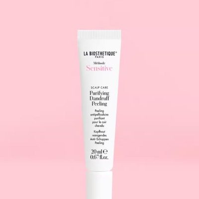 La biosthetique Sensitive Purifying Dandruff Peeling élimine rapidement et en douceur jusqu’à 100 % des pellicules visibles en une seule application et apaise le cuir chevelu sensible.