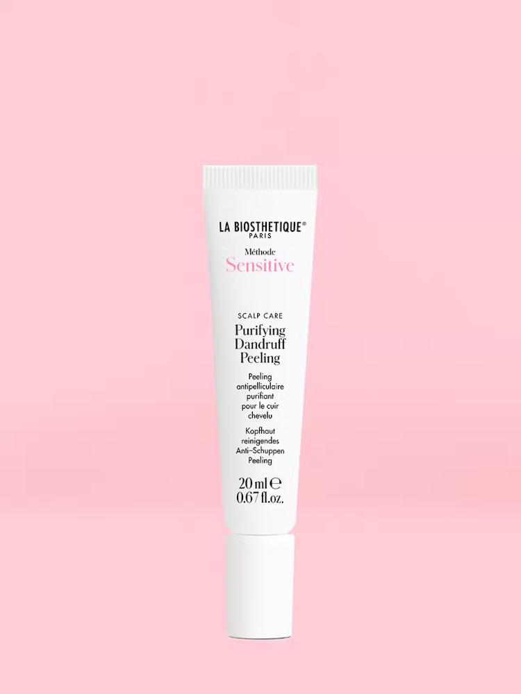La biosthetique Sensitive Purifying Dandruff Peeling élimine rapidement et en douceur jusqu’à 100 % des pellicules visibles en une seule application et apaise le cuir chevelu sensible.