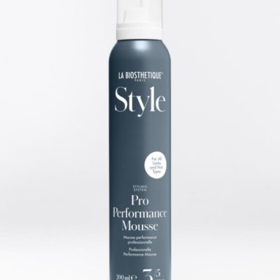 La Biosthetique Mousse Pro Performance d'une légèreté exceptionnelle, prépare tous les types de cheveux à une multitude de styles. Protection thermique végane jusqu'à 230 °C.