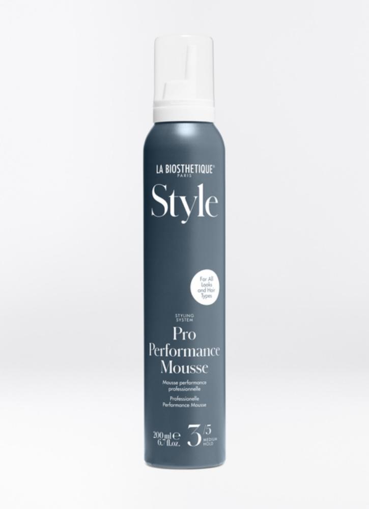 La Biosthetique Mousse Pro Performance d'une légèreté exceptionnelle, prépare tous les types de cheveux à une multitude de styles. Protection thermique végane jusqu'à 230 °C.