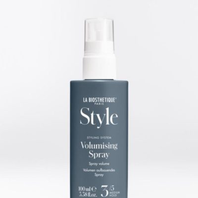La Biosthetique Volumising sans aérosol avec protection UV apporte volume, tenue et flexibilité. Un complexe de soin à la provitamine B5 et aux protéines de blé.