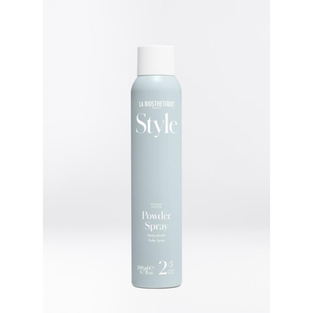 La Biosthetique Powder Spray coiffant sans silicone pour des cheveux volumineux et texturés. Pour rafraîchir votre style entre deux séances. Pour tous types de cheveux.