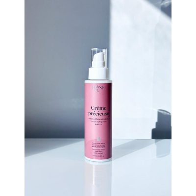 BASE-C Crème Coiffante Précieuse légère qui apporte texture, corps et volume tout en offrant une tenue souple et naturelle.