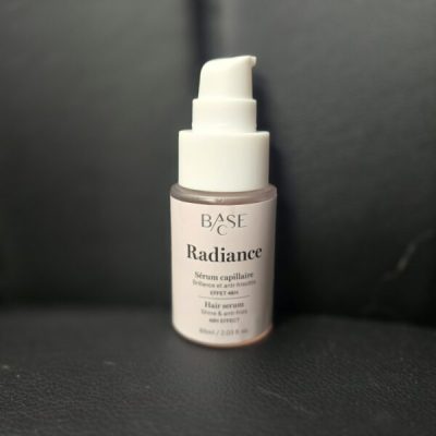 BASE-C Radiance Sérum Capillaire Brillance et Anti-Frisottis lisse la cuticule du cheveu, sceller les pointes fourchues et transformer les cheveux ternes en une chevelure éclatante et soyeuse au toucher.