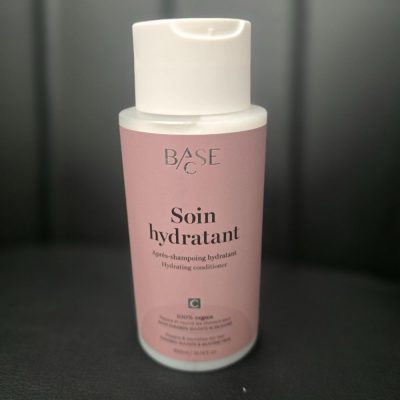 BASE-C Soin Hydratant Après-shampoing a formule légère et équilibrée démêle la chevelure sans l’alourdir, facilitant le coiffage et réduisant la casse.