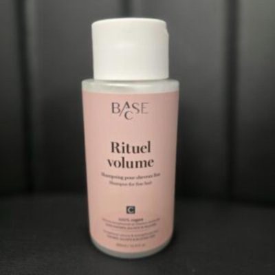 BASE-C Soin Volume Apres Shampoing apporter du corps et de la densité sans alourdir la chevelure, ce revitalisant démêle instantanément tout en fortifiant la fibre capillaire.