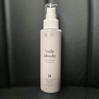 BASE-C Voile Absolu Brume démêlante apporte une brillance éclatante et un contrôle léger, sans jamais alourdir les cheveux ni laisser de résidus collants.
