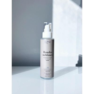 BASE-C Boucles Sublimes gel définition boucles à la formule légère qui hydrate les boucles, renforcer et améliorer l'élasticité. Protection thermique.