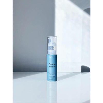 BASE-C Poudre Texture et Volume, soulève vos racines instantanément grâce à son vaporisateur pratique qui permet de doser parfaitement le produit.