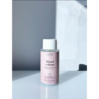 BASE-C Shampoing cheveux fins infusé de précieuses protéines de soja pour une chevelure plus dense et volumineuse. Renforce les cheveux, non alourdissant.