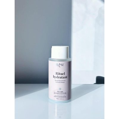 BASE-C Shampoing hydratant luxueux nourrissant, pour des cheveux soyeux, éclatants et visiblement sains. Renforce la fibre capillaire. Non alourdissant.
