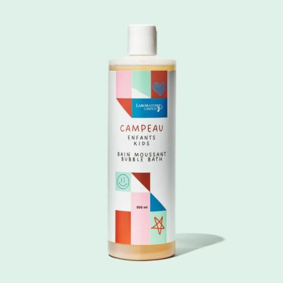 CAMPEAU Bain moussant enfants riche et onctueux est fait d'ingrédients naturels tels que l'huile de coco, l'huile de jojoba et l'huile d'amande douce.