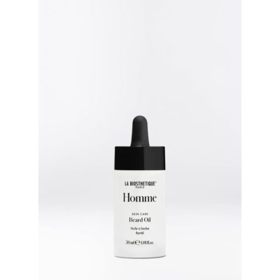 La Biosthetique Homme Beard Oil mélange d’huiles végétales soigneusement élaboré apporte à la barbe et à la peau les nutriments dont elles ont besoin.