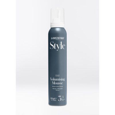La Biosthetique Volumising Mousse une formule végane et sans silicone, conçue pour les cheveux fins, longs ou bouclés, offre un effet liftant spectaculaire.